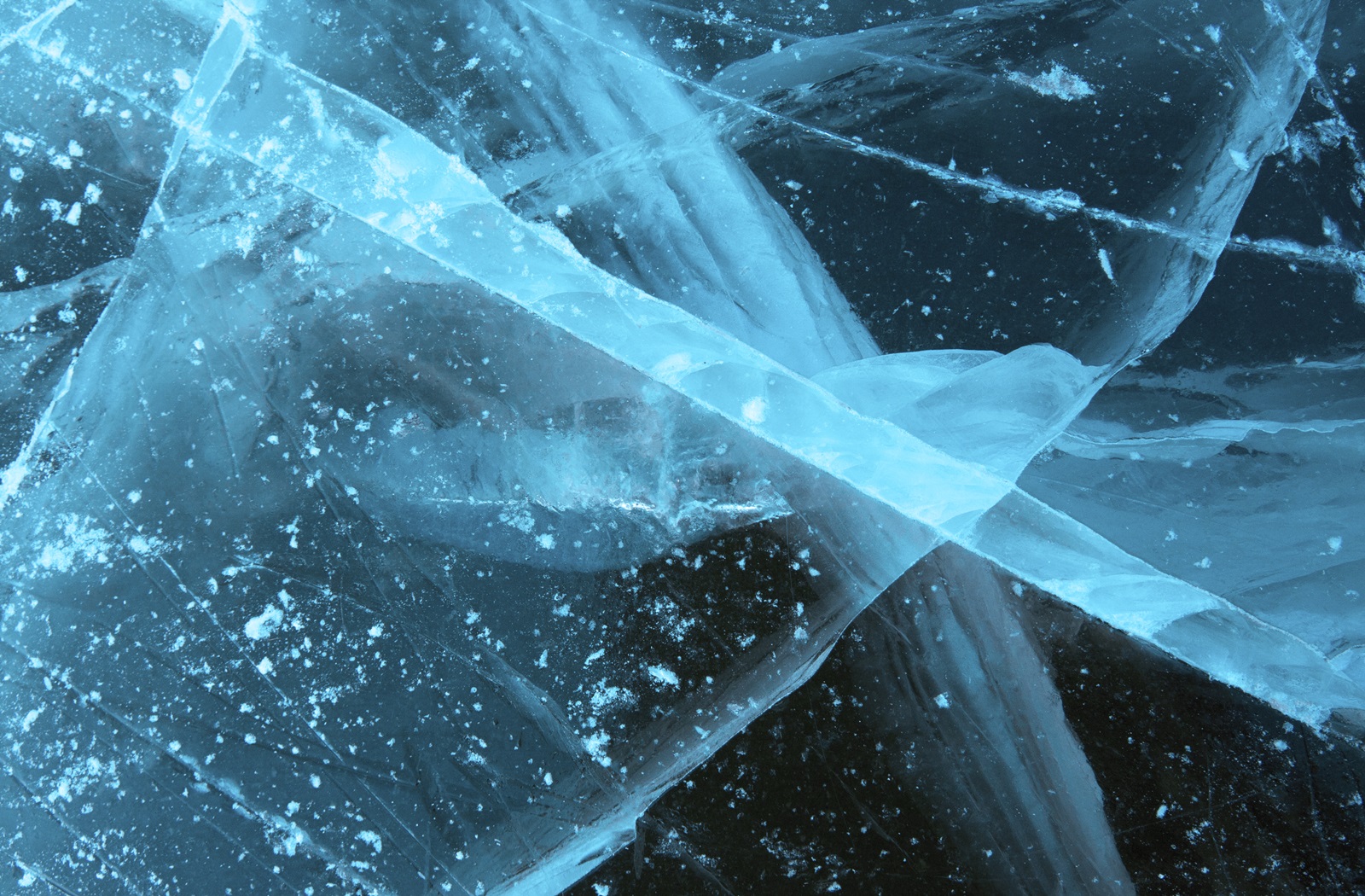 Cracked ice1600 x 1050